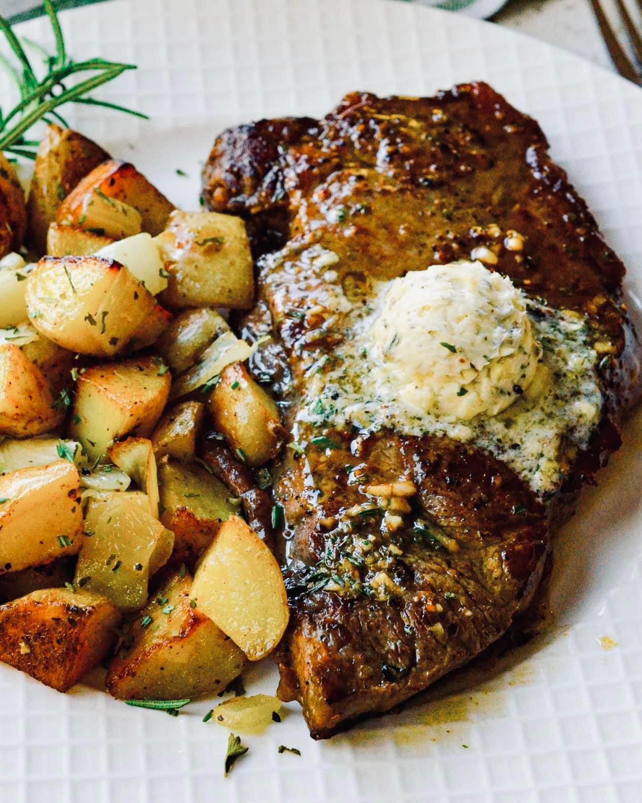 New York Strip Steak mit Knoblauch-Kräuterbutter - Schnelle Rezepte von ...